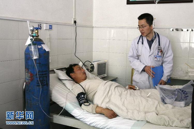 4月19日,一名中毒的工人在安徽省安庆市宜城医院急诊室接受治疗.